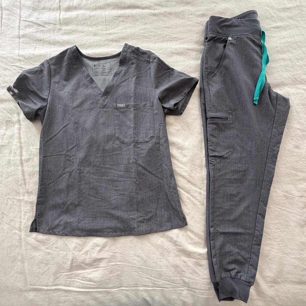 Figs Women's Charcoal Gray Scrub Top and Jogger Set with Teal Drawstring